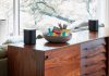 Sonos One Zwart in huiskamer met Google Assistant