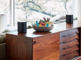 Sonos One Zwart in huiskamer met Google Assistant
