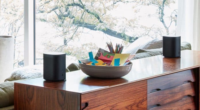 Sonos One Zwart in huiskamer met Google Assistant